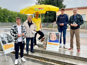 Wahlkampfstand mit Ralf Tiedemann am Bahnhof Hohen Neuendorf