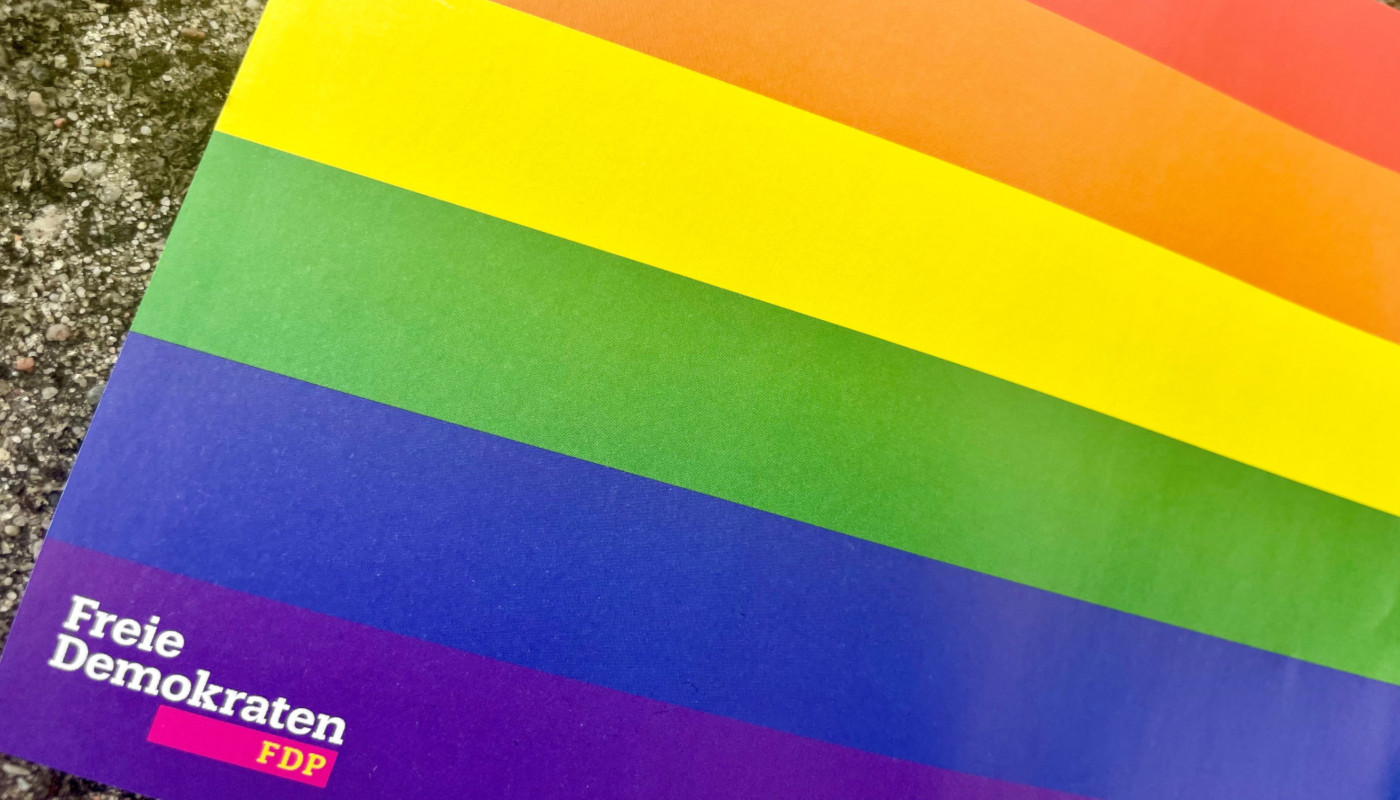 Regenbogenfahne mit Text "Freie Demokraten FDP" - Trotz Gegenstimmen: Regenbogenfahne zum 1. CSD Oberhavel