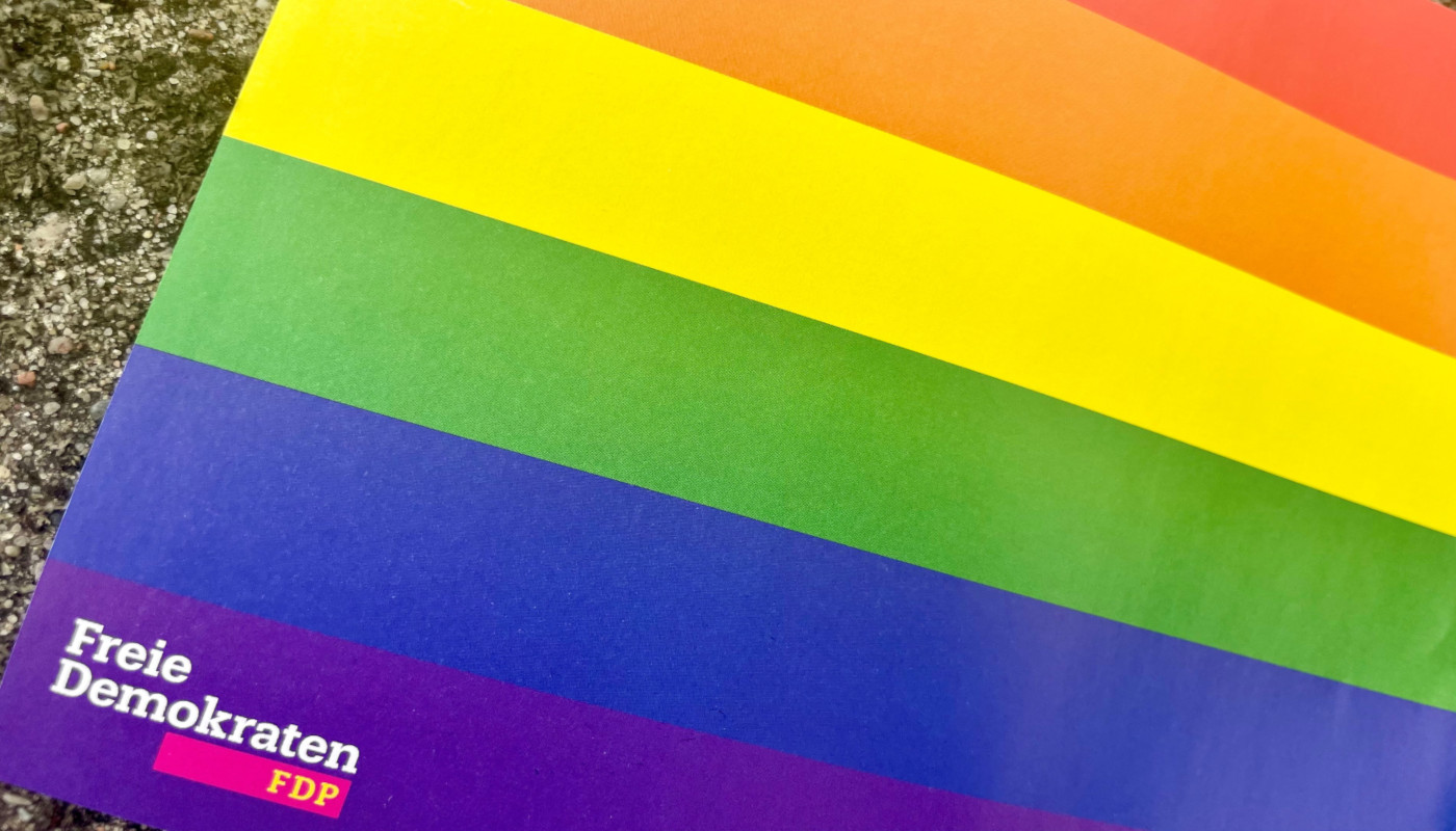 Regenbogenfahne mit Text "Freie Demokraten FDP" - Trotz Gegenstimmen: Regenbogenfahne zum 1. CSD Oberhavel - FDP Hohen Neuendorf
