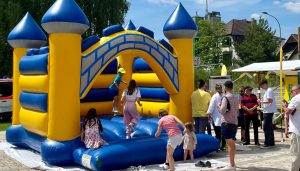 FDP auf dem Stadtfest im Gespräch Stand der FDP Hohen Neuendorf und Hüpfburg auf dem Stadtfest 2023 - FDP Hohen Neuendorf