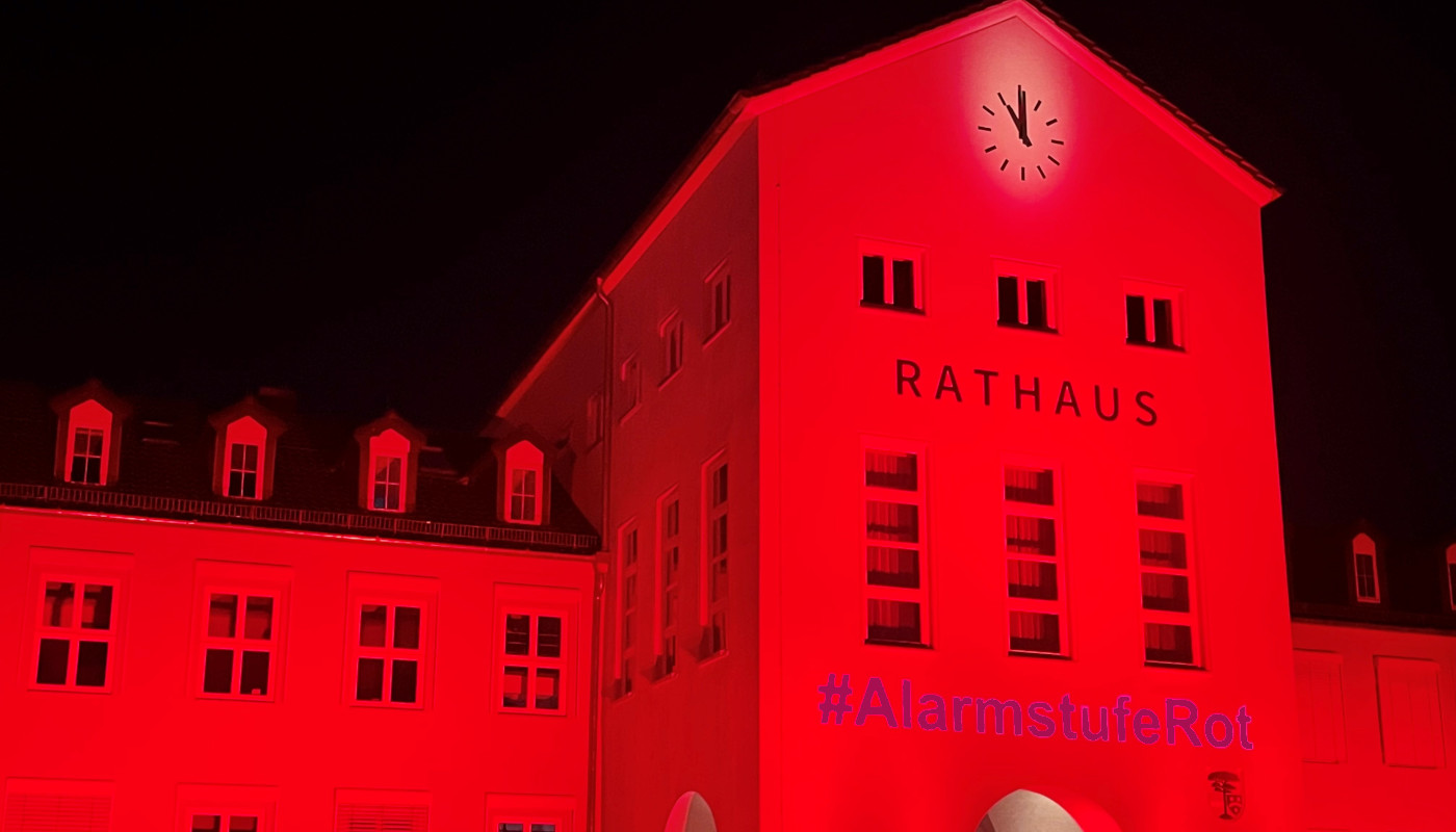 Personalplanung professionalisieren! Alarmstufe Rot oder alles im grünen Bereich? Rathaus von Hohen Neuendorf, rot angestrahlt mit Schriftzug "Alarmstufe Rot" - FDP Hohen Neuendorf