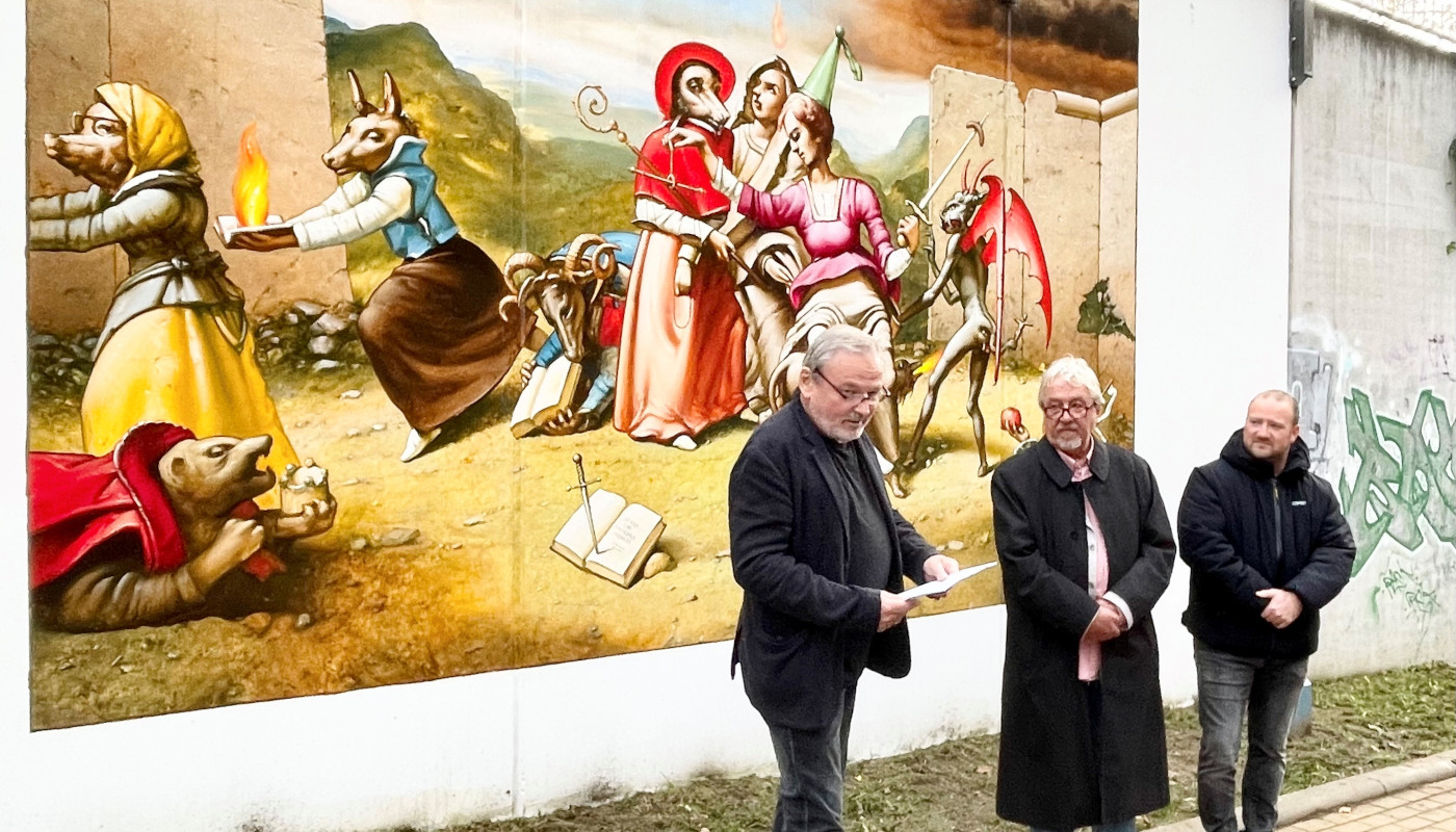 Skulpturen-Boulevard Birkenwerder/Hohen Neuendorf - Einweihung eines Wandgemäldes mit dem Künstler Eberhard Lenk, dem Vereinsvorsitzenden Roland Matticzk und Birkenwerders Bürgermeister Stephan Zimniok