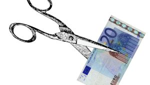 Gestaltungsspielraum dank globaler Minderausgabe Globale Minderausgabe Foto: Mit einer Schere wird ein 20-Euro-Schein beschnitten - Tumisu - pixabay.de - FDP Hohen Neuendorf