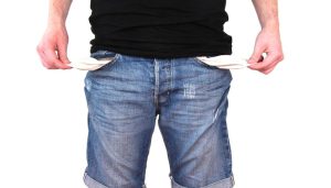 Hohen Neuendorf droht an Personalausgaben zu ersticken Foto: Mann im dunklen Shirt in Jeans zieht leere Hosentaschen nach außen - Ferdinand Herndler - pixabay.de - FDP Hohen Neuendorf