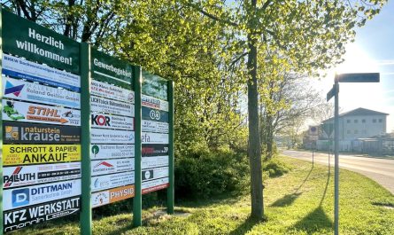 Gewerbegebiet Hohen Neuendorf / OT Bergfelde - Schild mit ansässigen Unternehmen an der Gewerbestraße - FDP Hohen Neuendorf