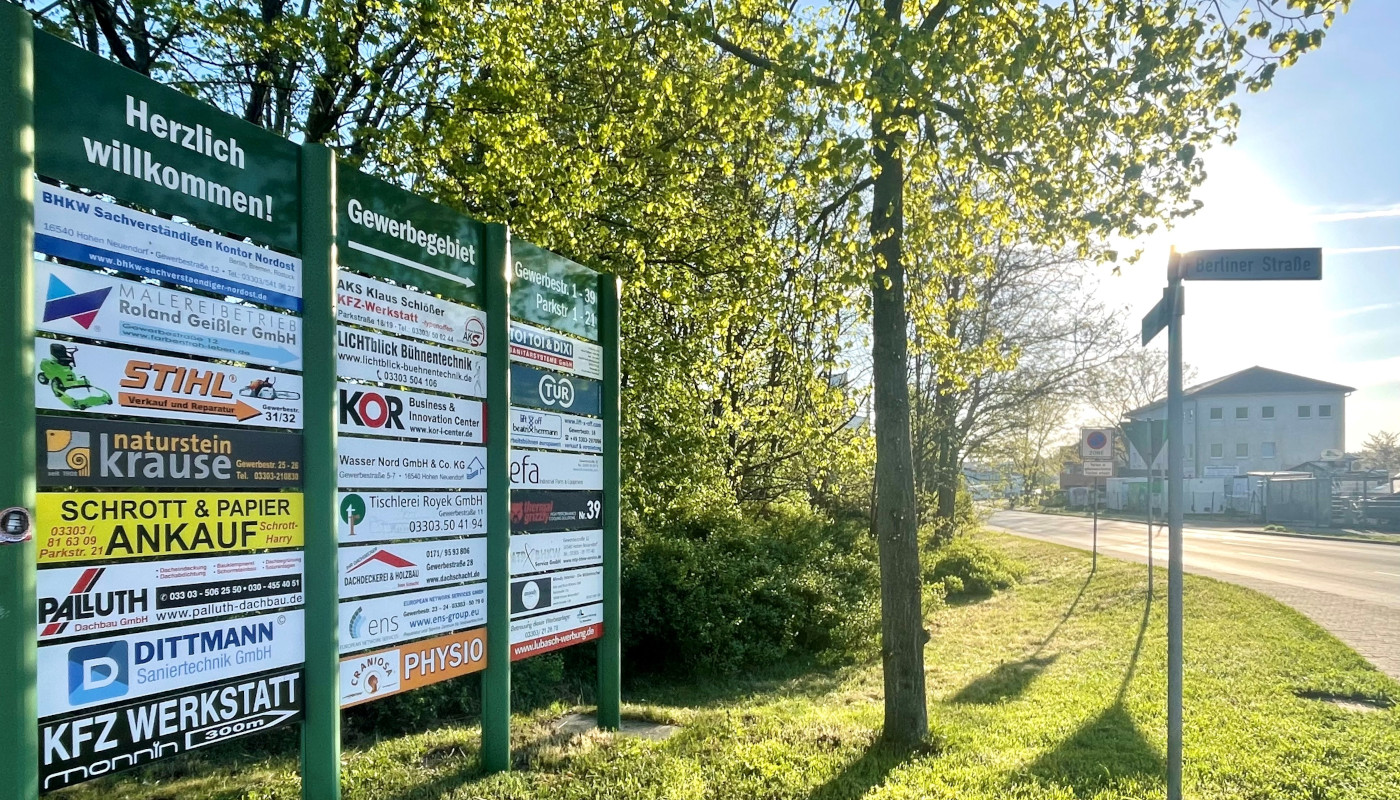 Gewerbegebiet Hohen Neuendorf / OT Bergfelde - Schild mit ansässigen Unternehmen an der Gewerbestraße - FDP Hohen Neuendorf