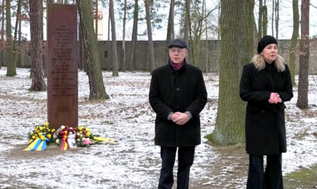 Fritz Elsas - Kranzniederlegung in der Gedenkstätte Sachsenhausen mit Linda Teuteberg und Hans Günther Oberlack (FDP)