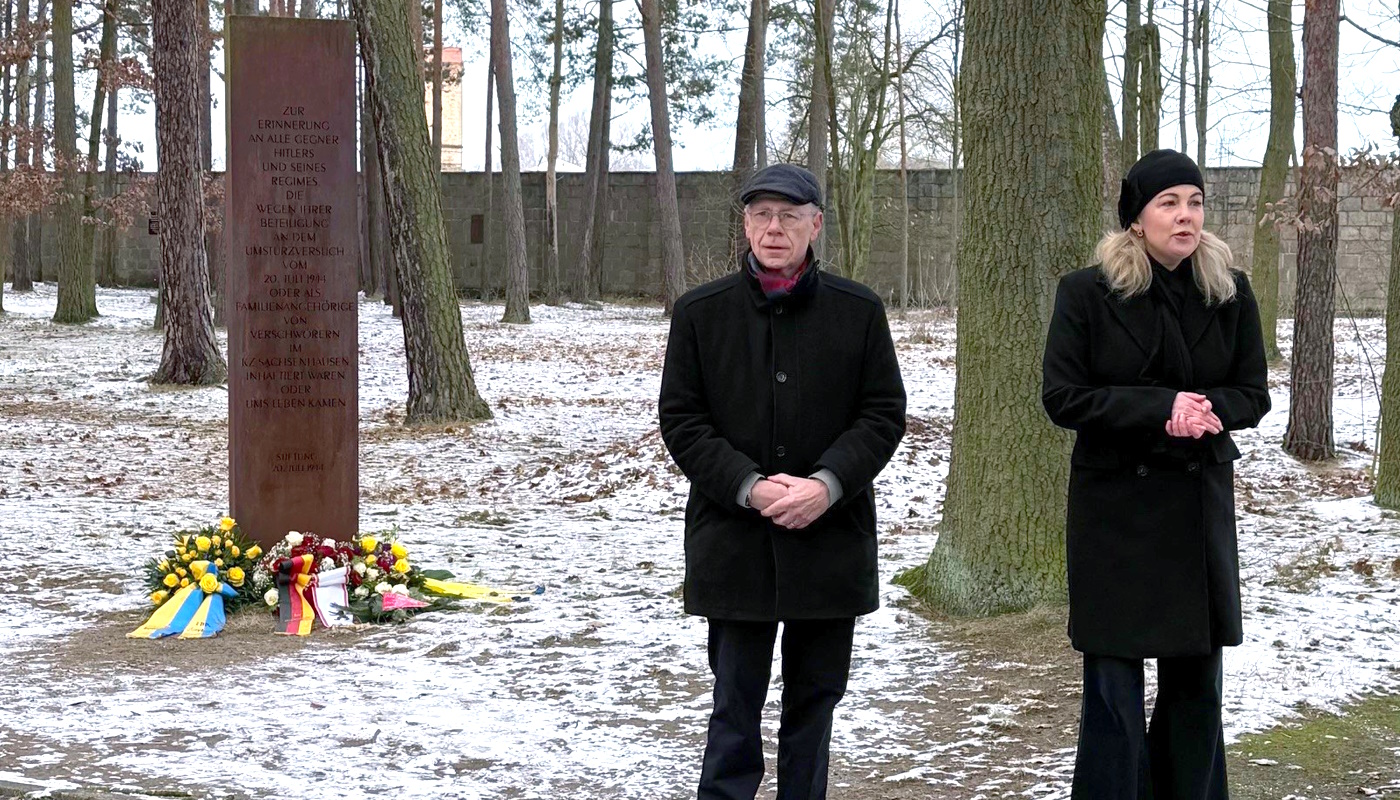 Fritz Elsas - Kranzniederlegung in der Gedenkstätte Sachsenhausen mit Linda Teuteberg und Hans Günther Oberlack (FDP)